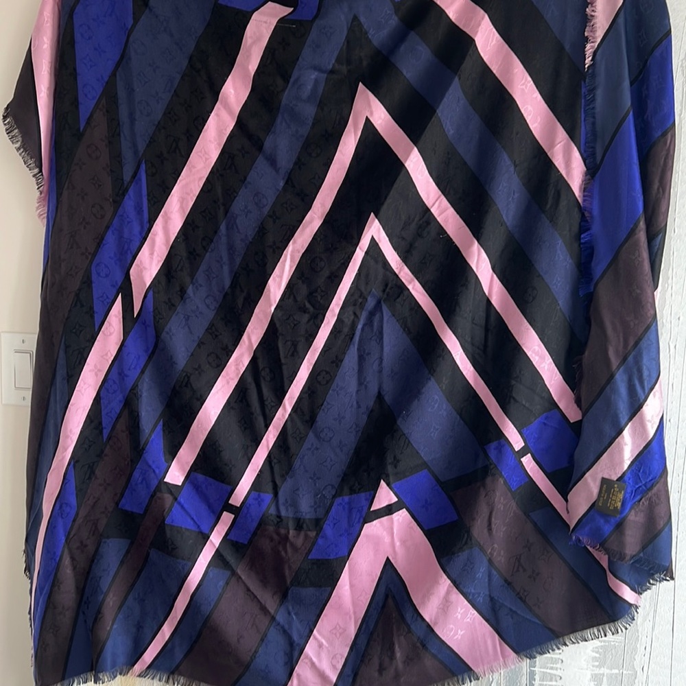 Louis Vuitton beautiful scarf